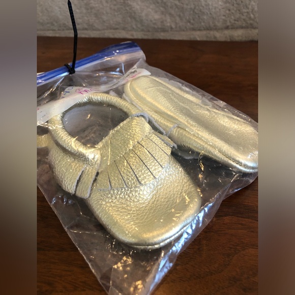 NEW gold LEATHER moccasins size 6-12 month - Picture 2 of 3